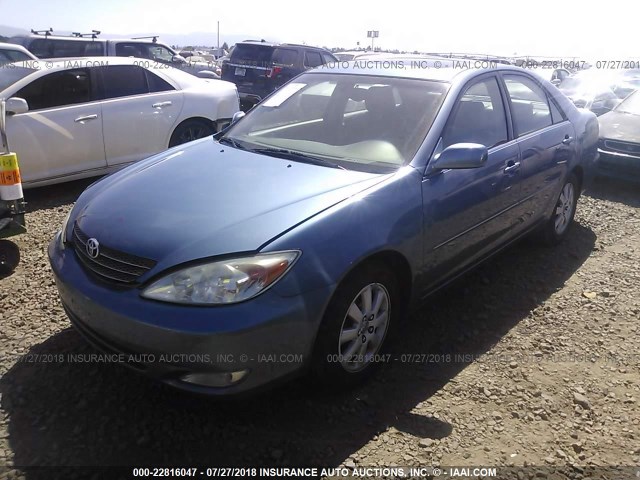 JTDBE32K340270338 - 2004 TOYOTA CAMRY LE/XLE BLUE photo 2