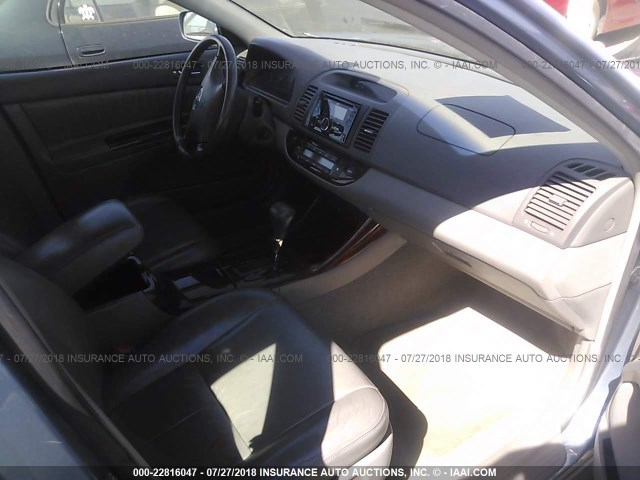 JTDBE32K340270338 - 2004 TOYOTA CAMRY LE/XLE BLUE photo 5