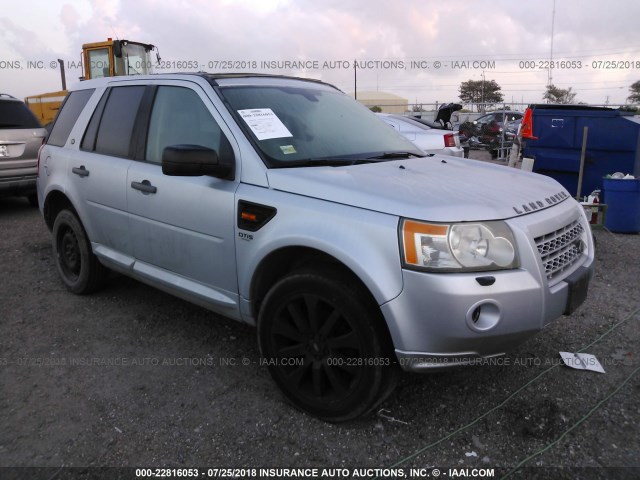 SALFR24NX8H067633 - 2008 LAND ROVER LR2 HSE SILVER photo 1