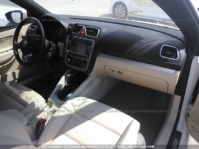 WVWBW7AHXCV002933 - 2012 VOLKSWAGEN EOS KOMFORT WHITE photo 5