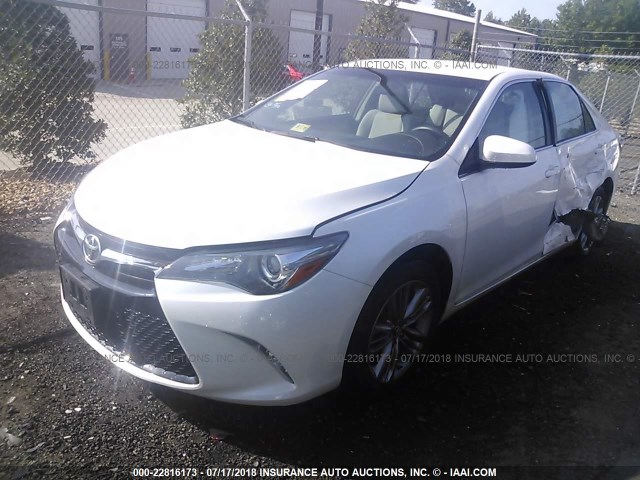 4T1BF1FKXFU476324 - 2015 TOYOTA CAMRY LE/XLE/SE/XSE WHITE photo 2