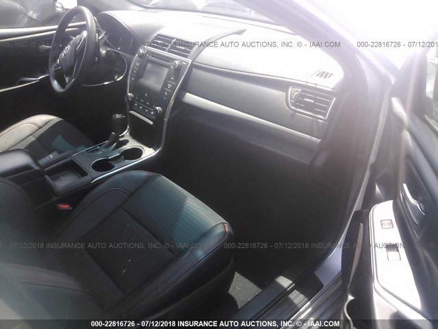 4T1BF1FK2FU087578 - 2015 TOYOTA CAMRY LE/XLE/SE/XSE 银色 照片 5