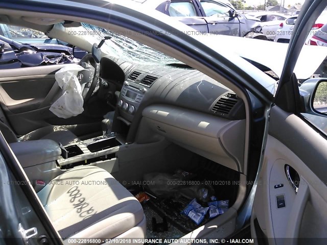 4T1BF3EKXAU563677 - 2010 TOYOTA CAMRY SE/LE/XLE ნაცრისფერი ფოტო 5