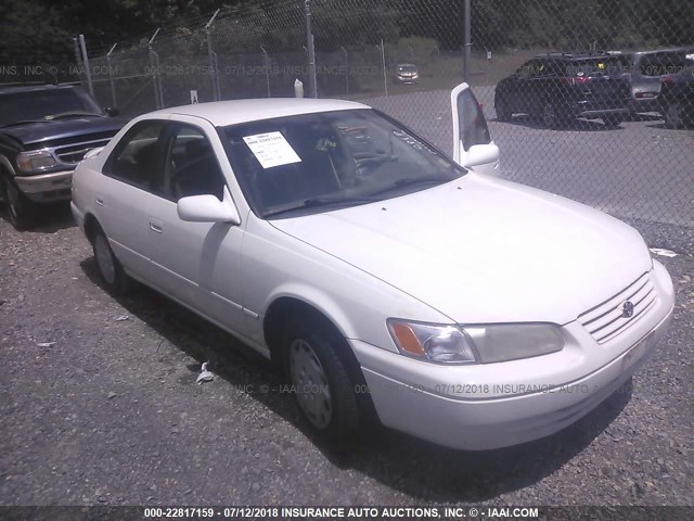 JT2BG22K6W0256384 - 1998 TOYOTA CAMRY CE/LE/XLE WHITE photo 1