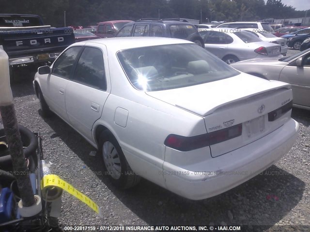 JT2BG22K6W0256384 - 1998 TOYOTA CAMRY CE/LE/XLE WHITE photo 3