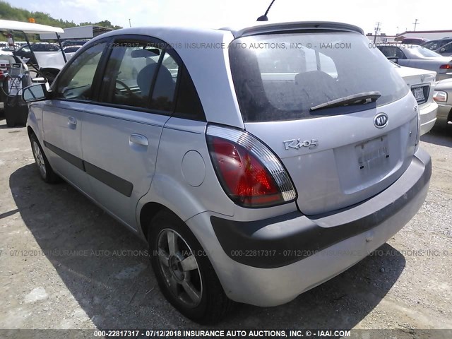 KNADE163766092009 - 2006 KIA RIO 5 GRAY photo 3