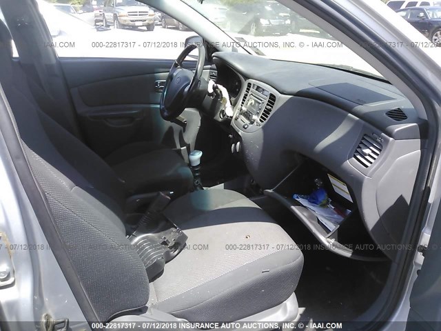 KNADE163766092009 - 2006 KIA RIO 5 GRAY photo 5