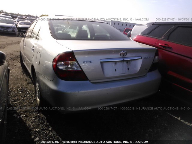 4T1BF32K92U521104 - 2002 TOYOTA CAMRY LE/XLE/SE Күміс фото 3