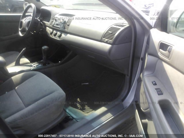 4T1BF32K92U521104 - 2002 TOYOTA CAMRY LE/XLE/SE Күміс фото 5