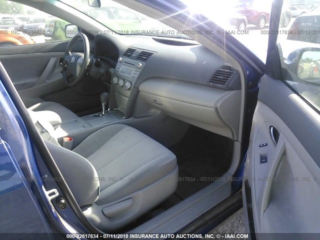 4T4BF3EK7BR090179 - 2011 TOYOTA CAMRY SE/LE/XLE 蓝色 照片 5
