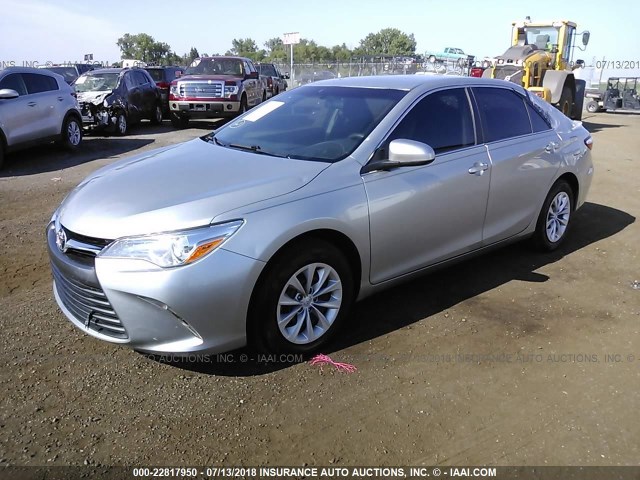 4T4BF1FK2GR551265 - 2016 TOYOTA CAMRY LE/XLE/SE/XSE SILVER photo 2
