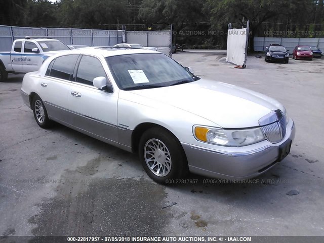 1LNHM82W4YY815589 - 2000 LINCOLN TOWN CAR SIGNATURE WHITE photo 1