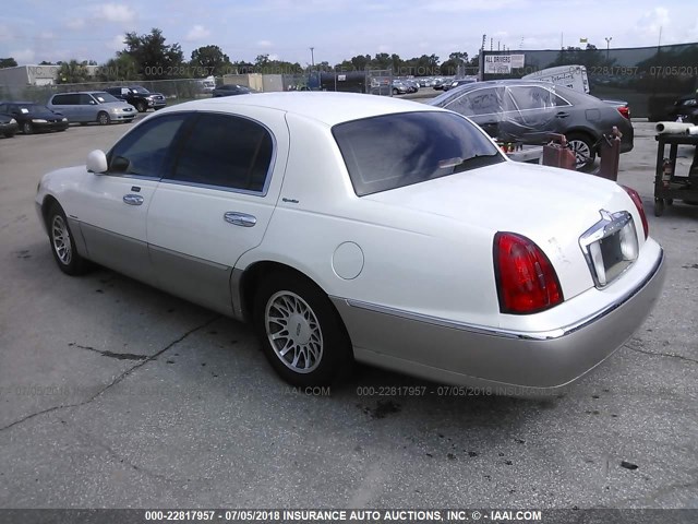 1LNHM82W4YY815589 - 2000 LINCOLN TOWN CAR SIGNATURE WHITE photo 3