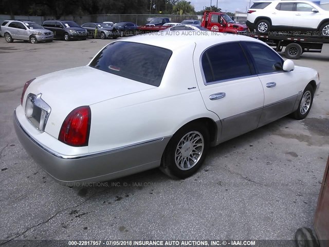 1LNHM82W4YY815589 - 2000 LINCOLN TOWN CAR SIGNATURE WHITE photo 4