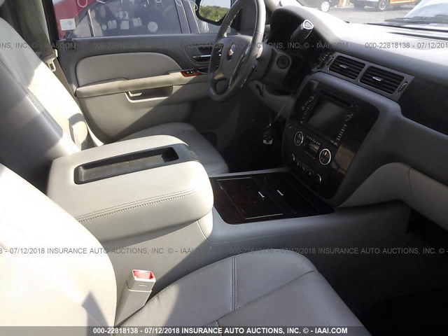 1GNSKKE34BR226498 - 2011 CHEVROLET SUBURBAN K1500 LTZ 红色 照片 5