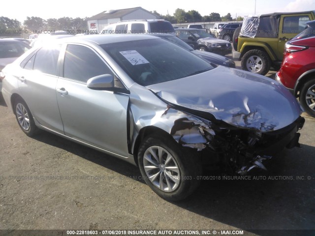 4T1BF1FK5FU476313 - 2015 TOYOTA CAMRY LE/XLE/SE/XSE ვერცხლისფერი ფოტო 1