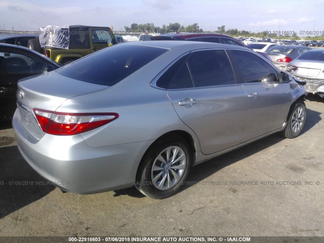4T1BF1FK5FU476313 - 2015 TOYOTA CAMRY LE/XLE/SE/XSE ვერცხლისფერი ფოტო 4