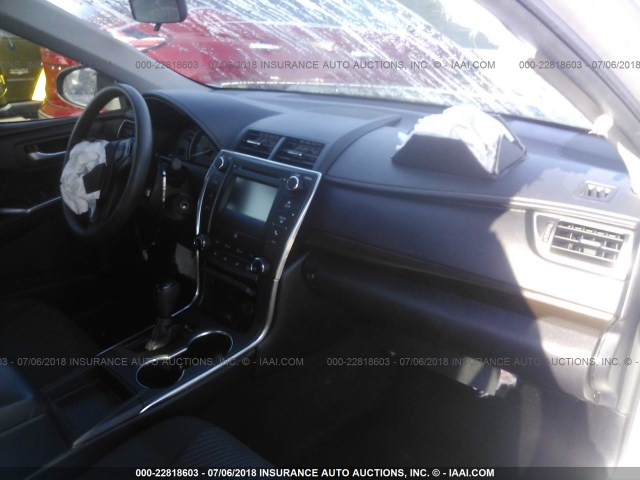 4T1BF1FK5FU476313 - 2015 TOYOTA CAMRY LE/XLE/SE/XSE ვერცხლისფერი ფოტო 5