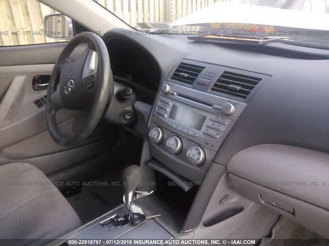 JTNBF3EK3A3000265 - 2010 TOYOTA CAMRY SE/LE/XLE SILVER photo 5