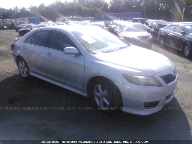 4T1BF3EK8AU047883 - 2010 TOYOTA CAMRY SE/LE/XLE ვერცხლისფერი ფოტო 1