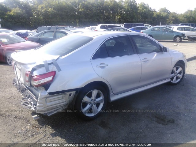 4T1BF3EK8AU047883 - 2010 TOYOTA CAMRY SE/LE/XLE ვერცხლისფერი ფოტო 4