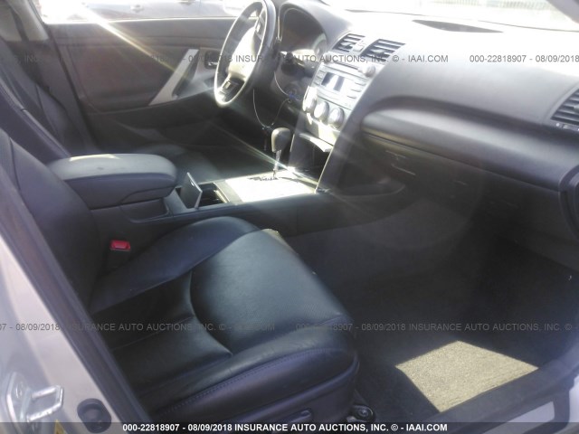 4T1BF3EK8AU047883 - 2010 TOYOTA CAMRY SE/LE/XLE ვერცხლისფერი ფოტო 5