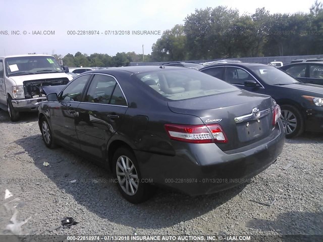 4T1BF3EK3BU195053 - 2011 TOYOTA CAMRY SE/LE/XLE GRAY photo 3