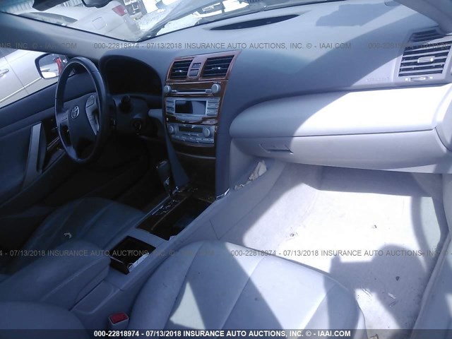 4T1BF3EK3BU195053 - 2011 TOYOTA CAMRY SE/LE/XLE GRAY photo 5