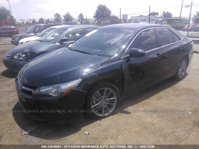 4T1BF1FK3GU164685 - 2016 TOYOTA CAMRY LE/XLE/SE/XSE BLACK photo 2