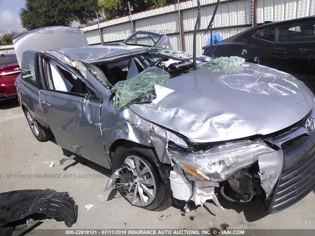 4T1BF1FK8HU450467 - 2017 TOYOTA CAMRY LE/XLE/SE/XSE SILVER photo 1