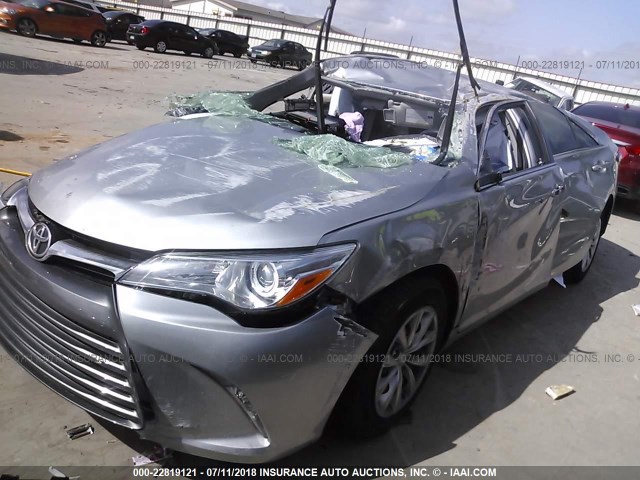 4T1BF1FK8HU450467 - 2017 TOYOTA CAMRY LE/XLE/SE/XSE SILVER photo 2