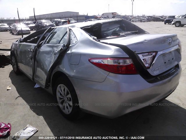4T1BF1FK8HU450467 - 2017 TOYOTA CAMRY LE/XLE/SE/XSE SILVER photo 3