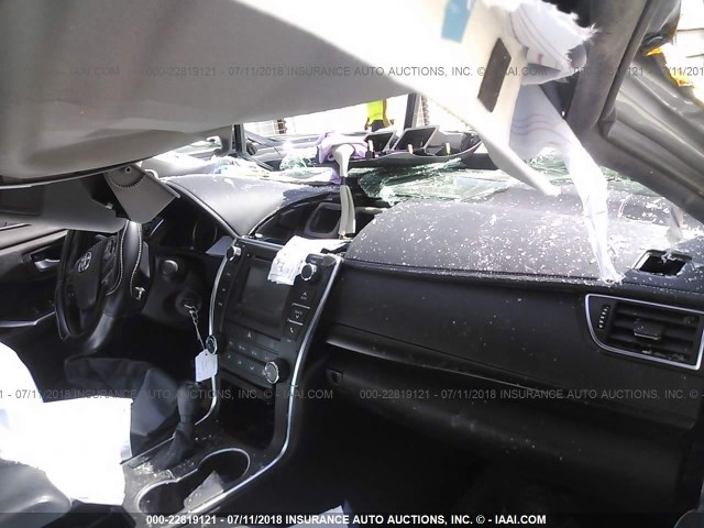 4T1BF1FK8HU450467 - 2017 TOYOTA CAMRY LE/XLE/SE/XSE SILVER photo 5