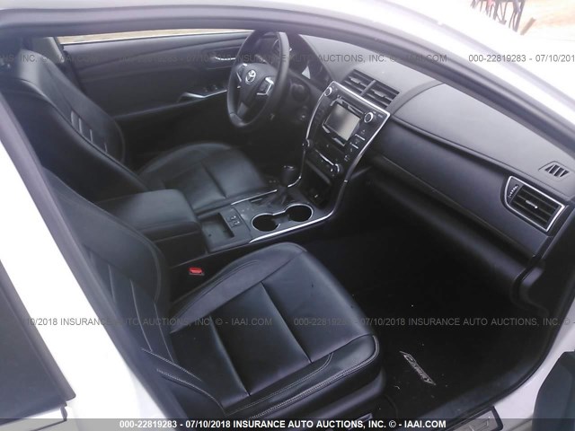 4T1BF1FK9FU080594 - 2015 TOYOTA CAMRY LE/XLE/SE/XSE WHITE photo 5