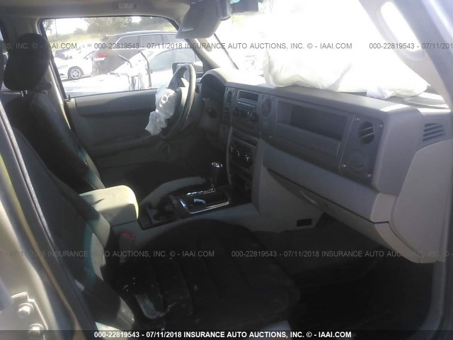 1J8HG48K36C165505 - 2006 JEEP COMMANDER BEIGE photo 5