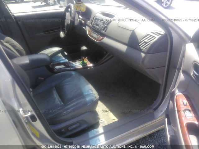 4T1BF30K92U026534 - 2002 TOYOTA CAMRY LE/XLE/SE 银色 照片 5