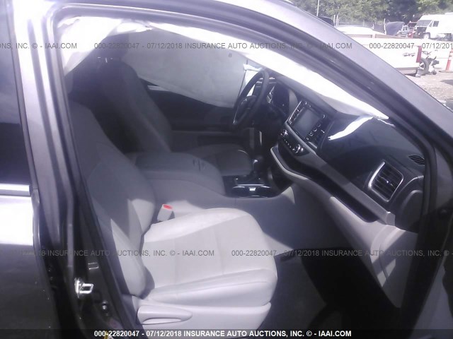 5TDKKRFH8ES022806 - 2014 TOYOTA HIGHLANDER XLE ნაცრისფერი ფოტო 5