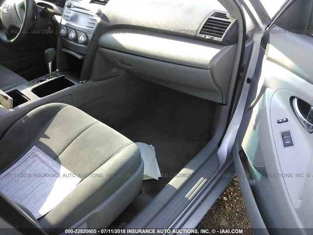 4T1BF3EK1BU696605 - 2011 TOYOTA CAMRY SE/LE/XLE ვერცხლისფერი ფოტო 5
