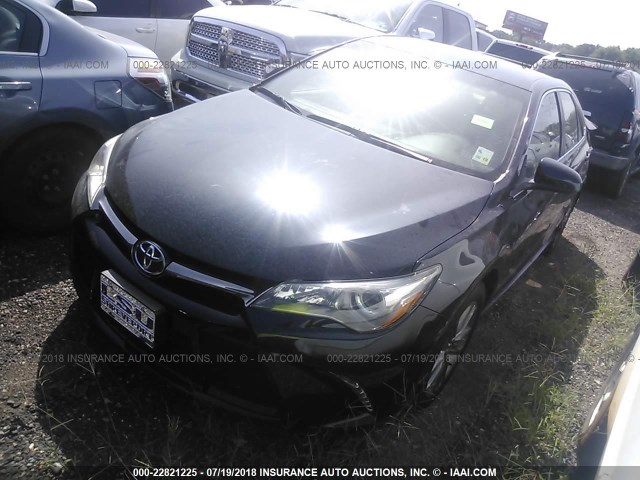4T1BF1FK4GU164680 - 2016 TOYOTA CAMRY LE/XLE/SE/XSE BLACK photo 2