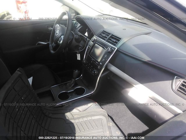 4T1BF1FK4GU164680 - 2016 TOYOTA CAMRY LE/XLE/SE/XSE BLACK photo 5