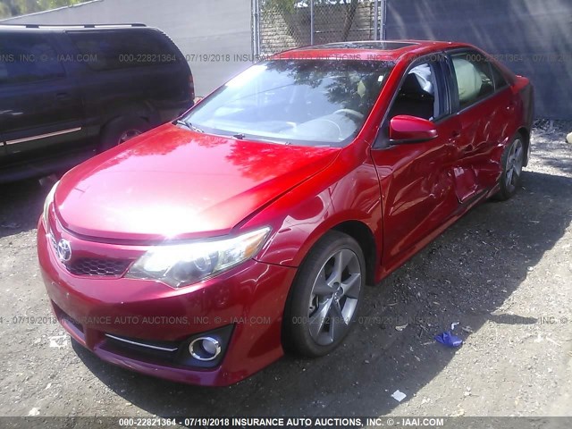 4T1BF1FK7CU615076 - 2012 TOYOTA CAMRY SE/LE/XLE წითელი ფოტო 2