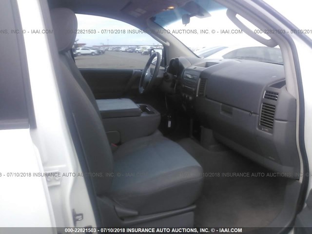 1N6AA07A66N557147 - 2006 NISSAN TITAN XE/SE/LE WHITE photo 5