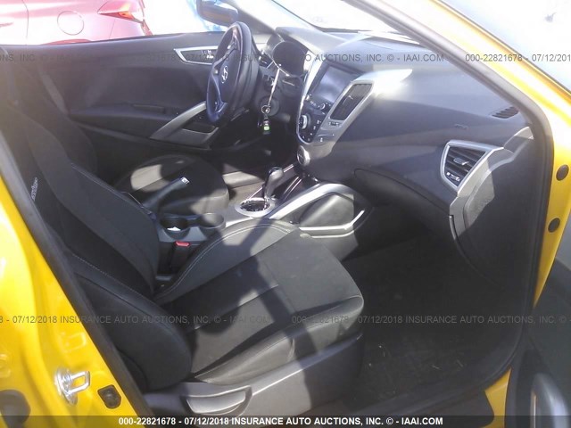 KMHTC6ADXHU306776 - 2017 HYUNDAI VELOSTER YELLOW photo 5