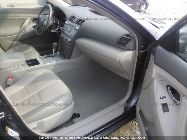 4T4BE46K29R067118 - 2009 TOYOTA CAMRY SE/LE/XLE ნაცრისფერი ფოტო 5