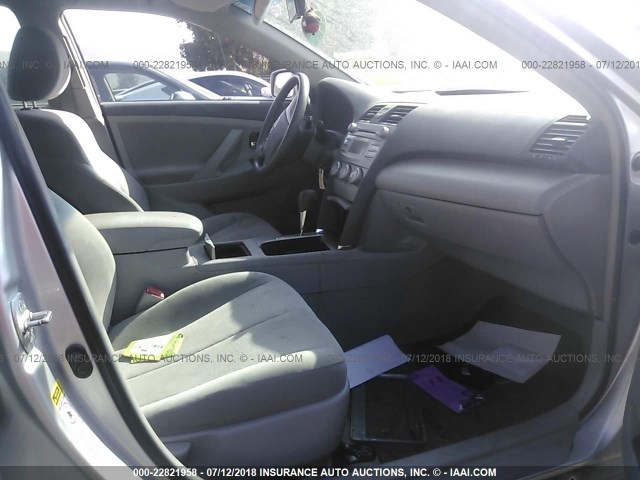 4T1BF3EK9BU759207 - 2011 TOYOTA CAMRY SE/LE/XLE ვერცხლისფერი ფოტო 5