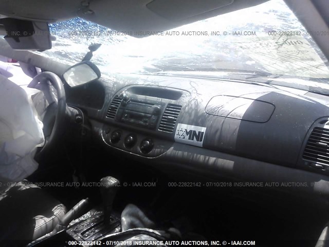 4T1BF30KX4U081495 - 2004 TOYOTA CAMRY LE/XLE/SE 银色 照片 5