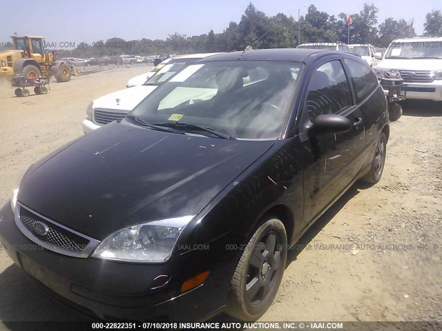 1FAFP31N36W167823 - 2006 FORD FOCUS ZX3 BLACK photo 2