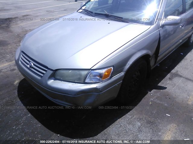 JT2BG22K6W0160979 - 1998 TOYOTA CAMRY CE/LE/XLE 灰色 照片 6