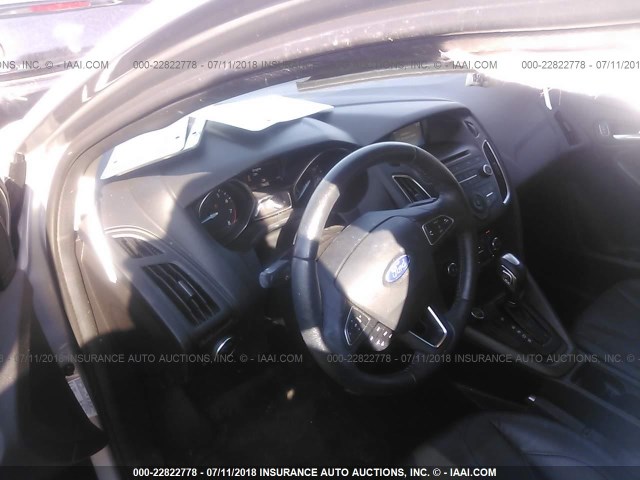 1FADP3F20GL325737 - 2016 FORD FOCUS SE SILVER photo 5