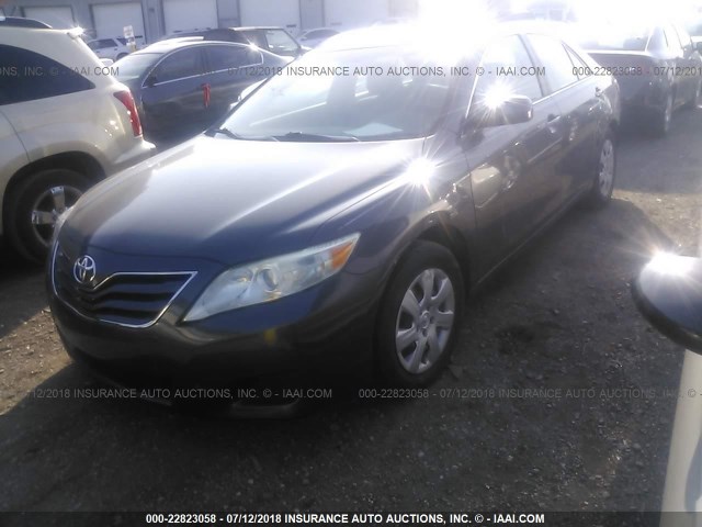 4T1BF3EK3BU671432 - 2011 TOYOTA CAMRY SE/LE/XLE 灰色 照片 2